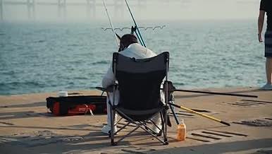 1080实拍男人海边钓鱼等待背影视频的预览图
